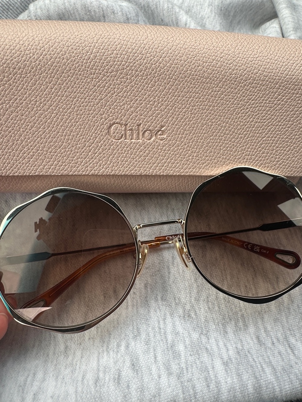Chloe Circular Round Gradient Sunglasses with Pink Sunglasses case included.